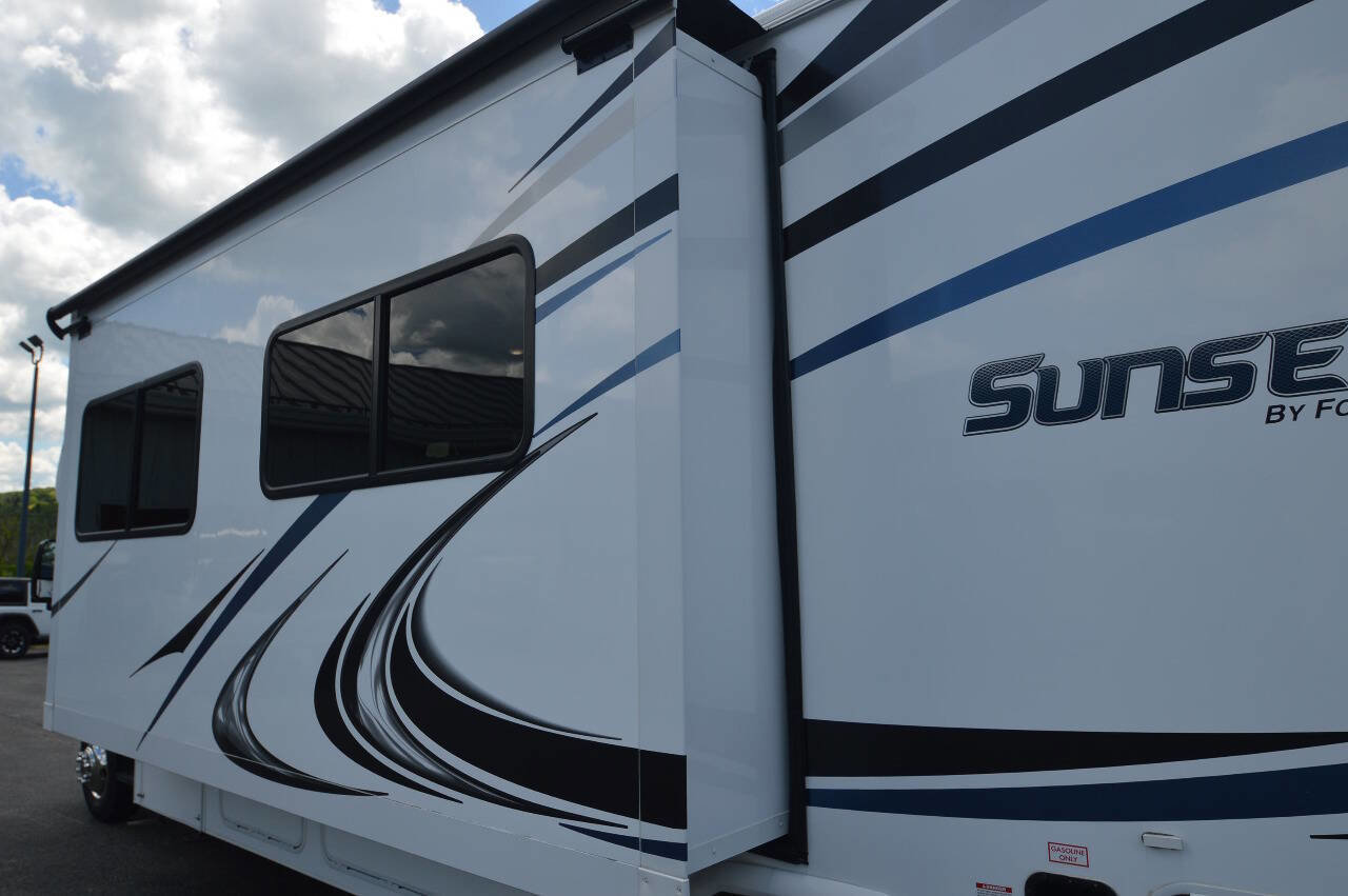 Used 2019 Ford E-450 and Econoline 450 Super Duty w/ Motorhome Prep Package RWD image 20