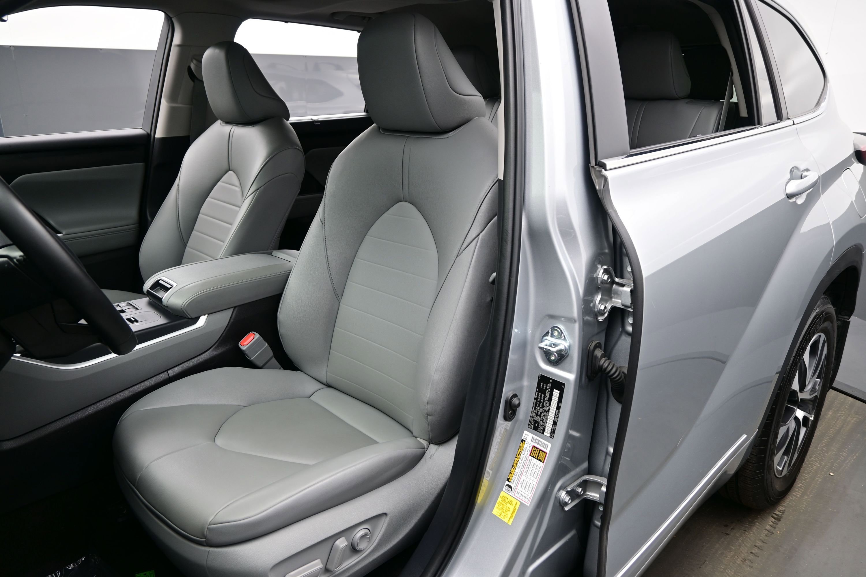 Used 2025 Toyota Highlander XLE AWD/4WD image 12