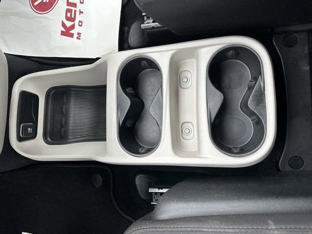 Used 2022 Chrysler Voyager LX image 27