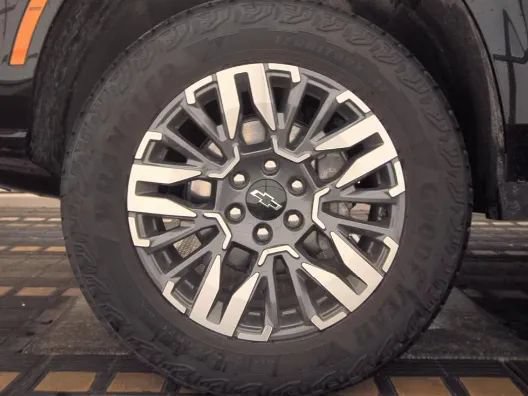 Used 2025 Chevrolet Suburban Z71 AWD/4WD image 17