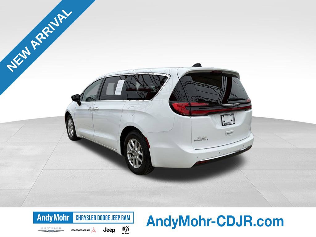 Used 2024 Chrysler Pacifica Touring-L FWD image 5