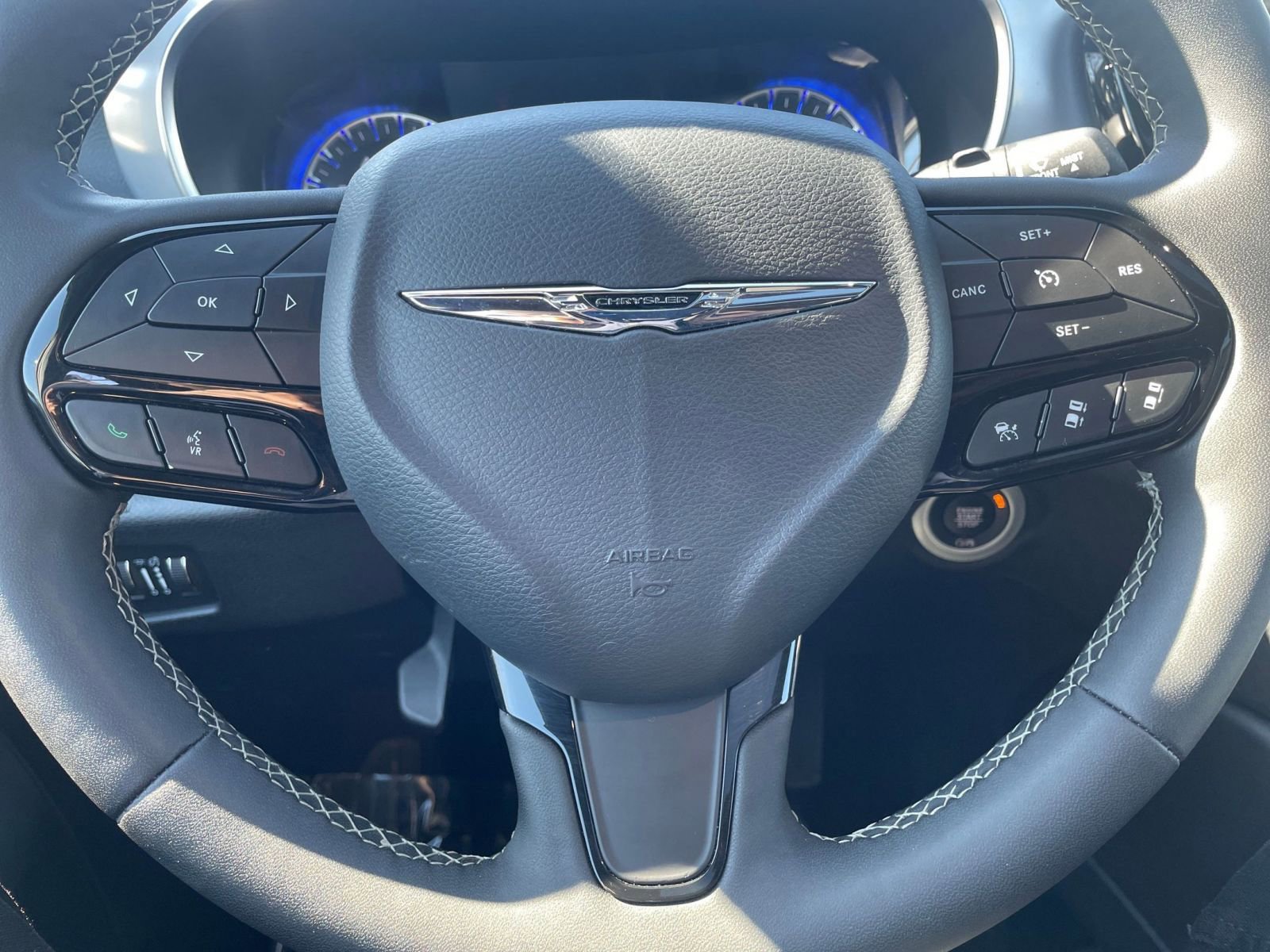 Used 2025 Chrysler Pacifica Limited image 28