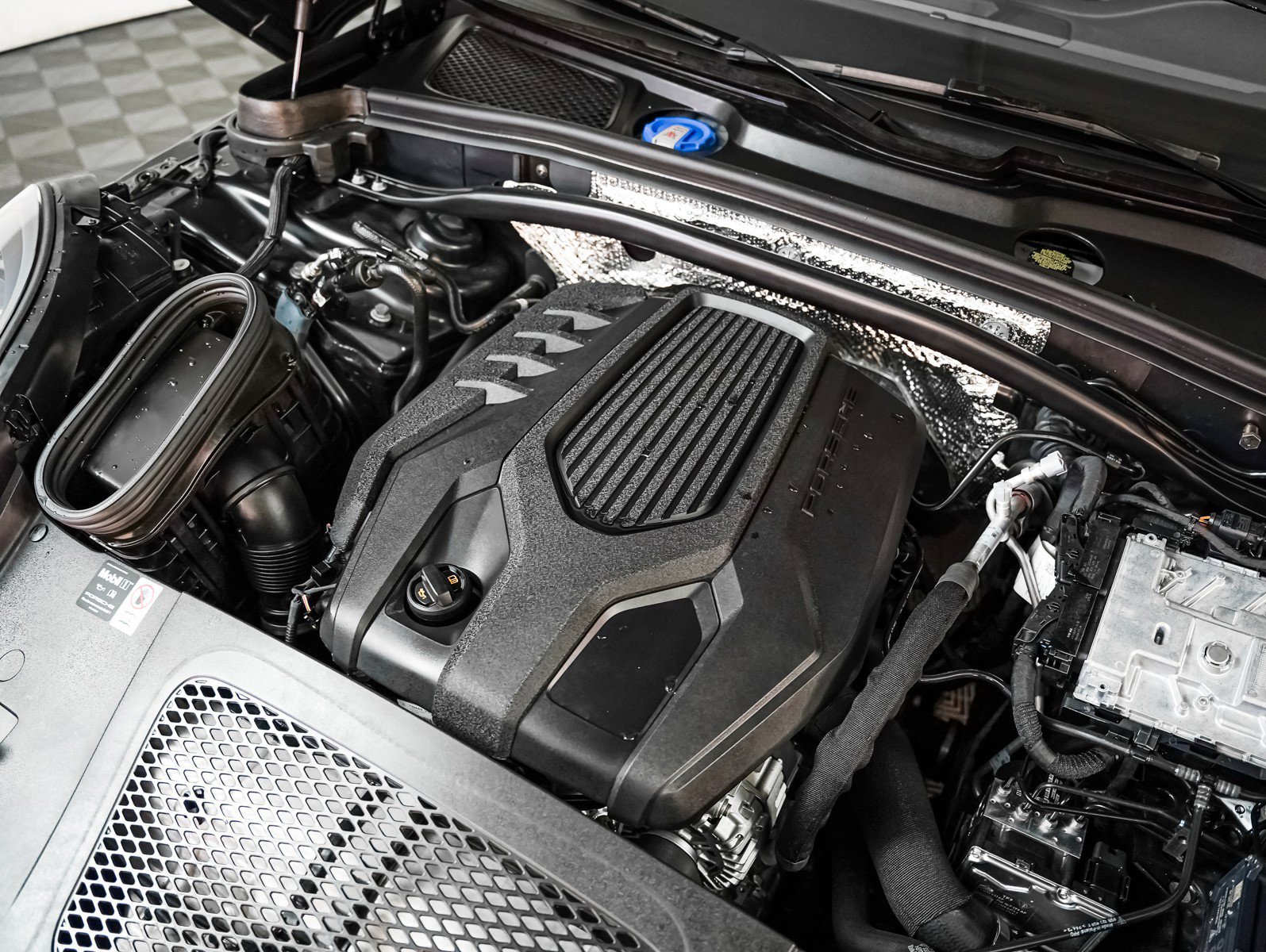 Certified 2025 Porsche Macan image 12