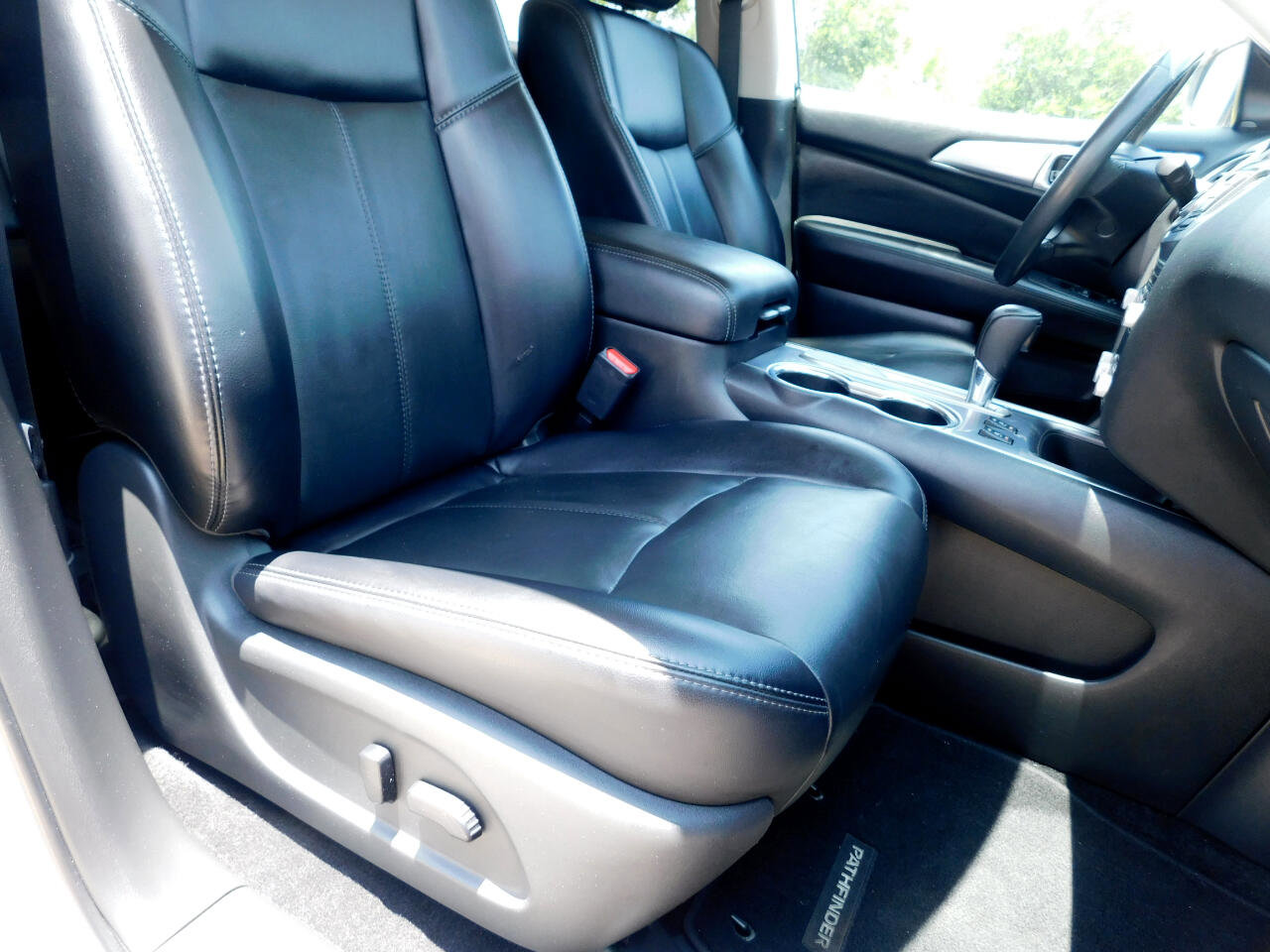 Used 2018 Nissan Pathfinder SL image 15