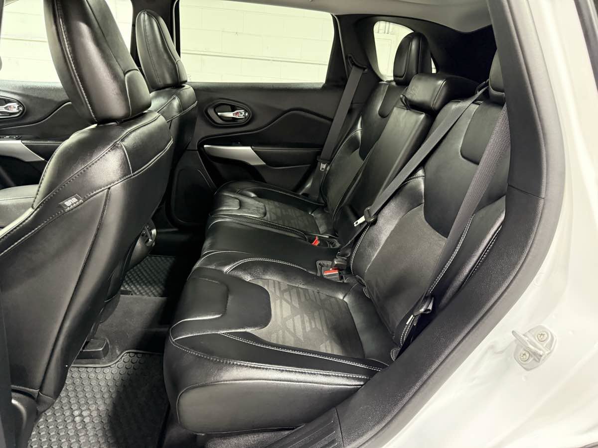 Used 2022 Jeep Cherokee Latitude w/ Sun & Sound Group AWD/4WD image 19
