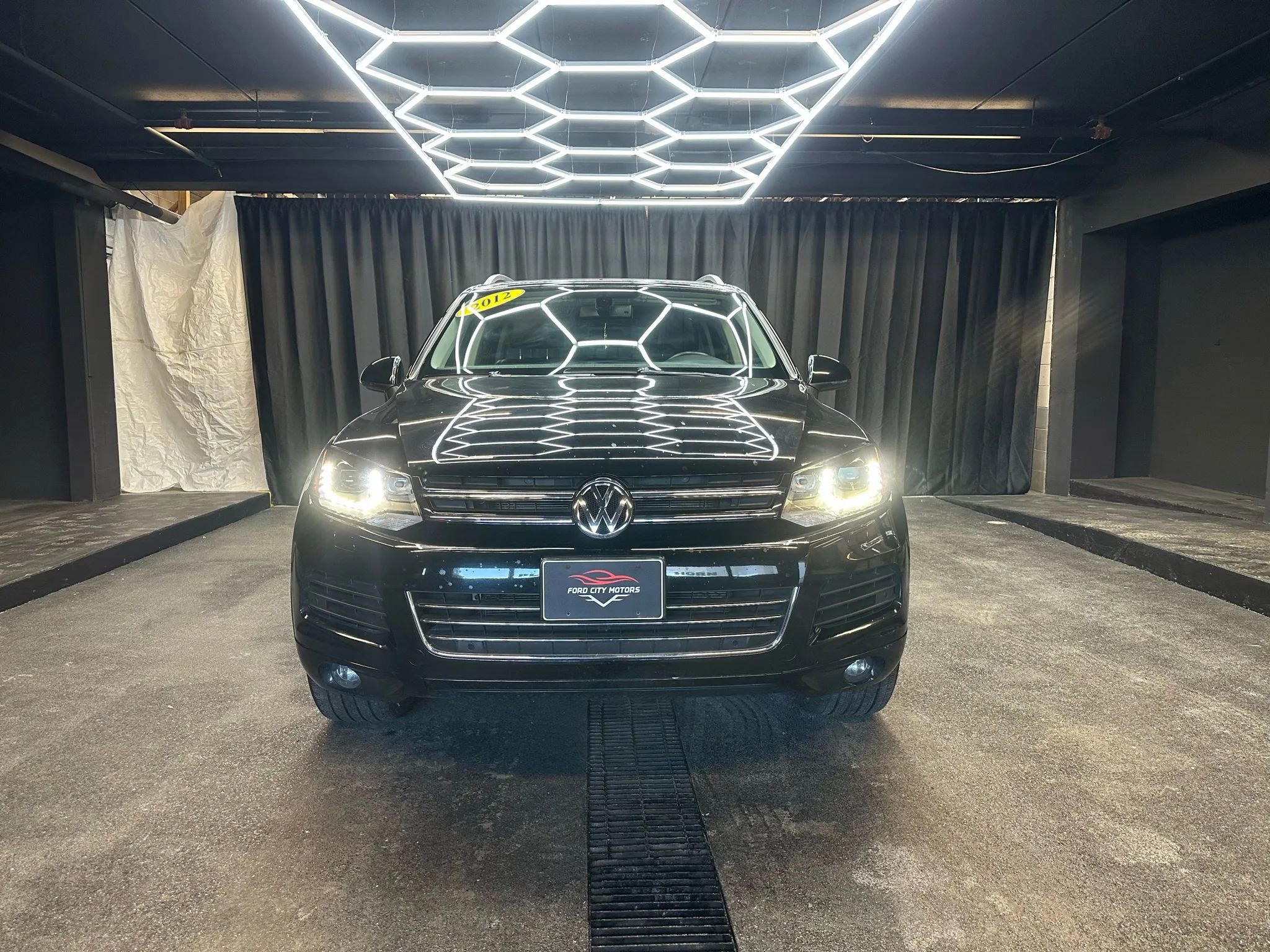 Used 2012 Volkswagen Touareg VR6 image 2