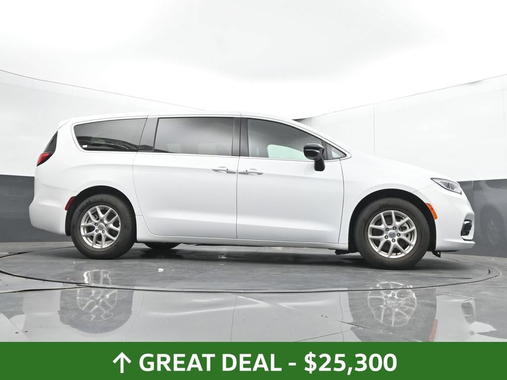 Used 2025 Chrysler Pacifica Select FWD image 44