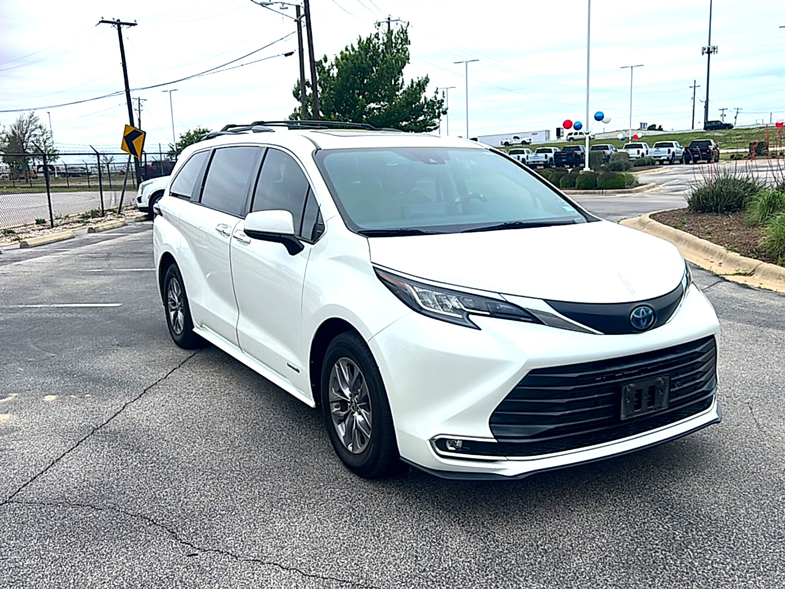 Used 2021 Toyota Sienna XLE image 3