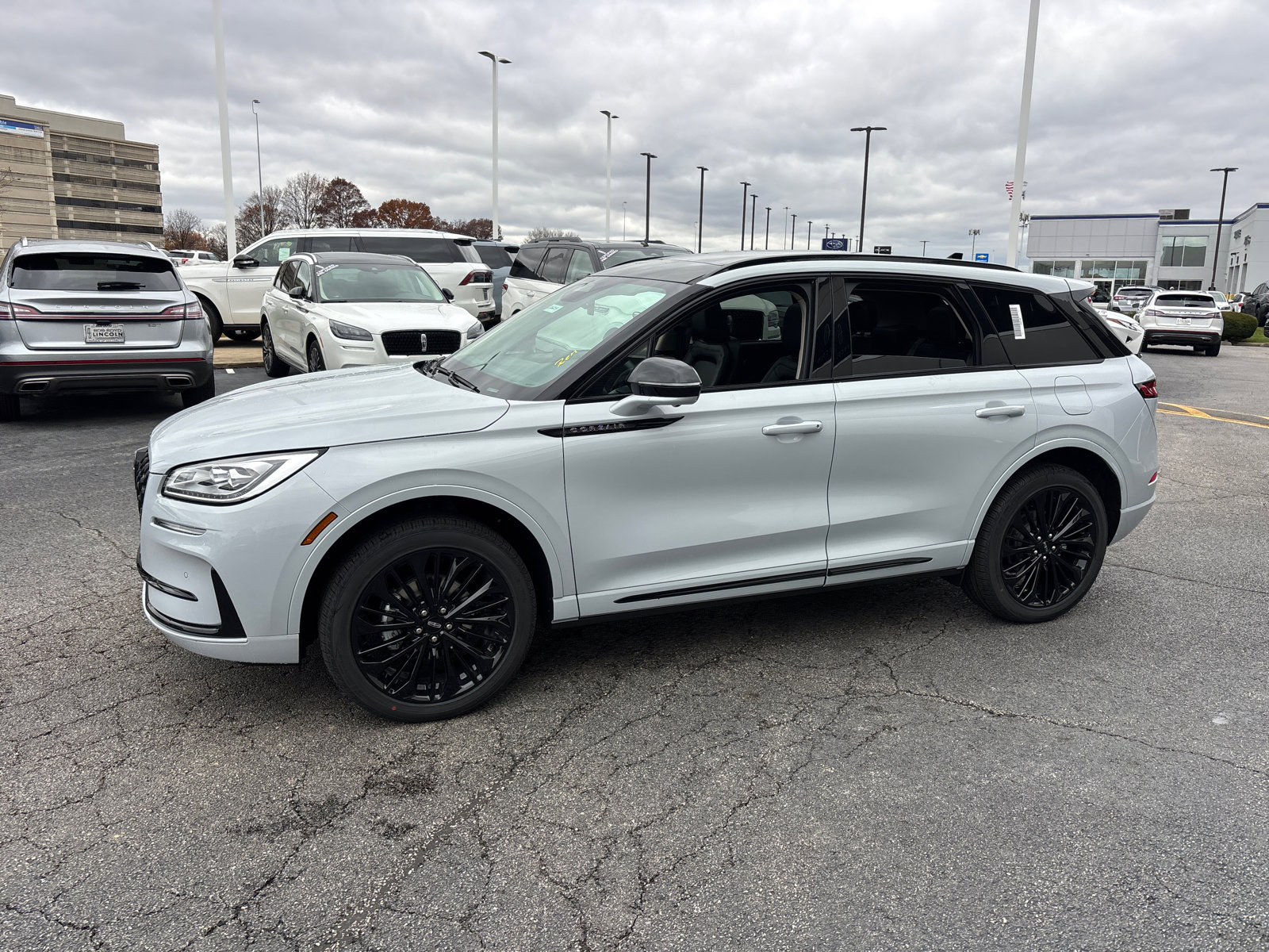 New 2026 Lincoln Corsair Reserve w/ Jet Appearance Package image 4