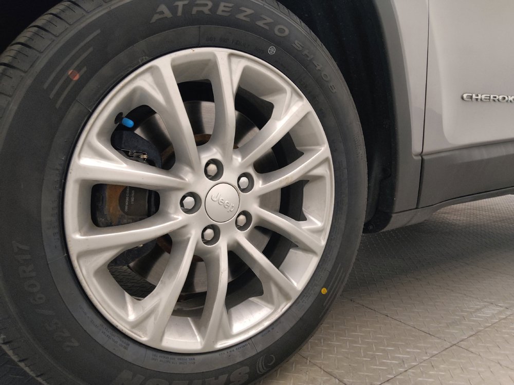 Used 2019 Jeep Cherokee Latitude w/ Popular Appearance Group FWD image 31