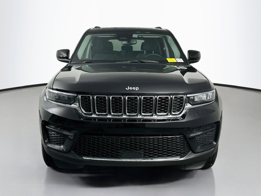 Used 2023 Jeep Grand Cherokee Laredo w/ Trailer Tow Prep Group (B) AWD/4WD image 2