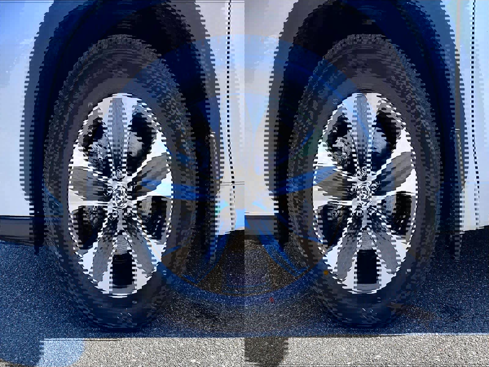 Used 2023 Toyota Highlander XLE image 5