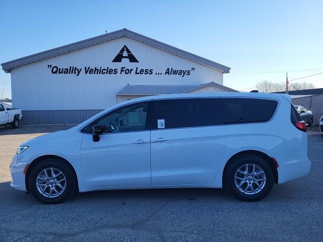 Used 2024 Chrysler Pacifica Touring-L image 23