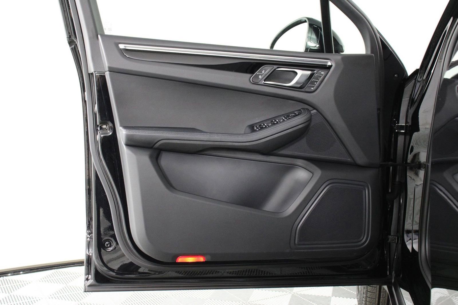 Certified 2025 Porsche Macan image 20