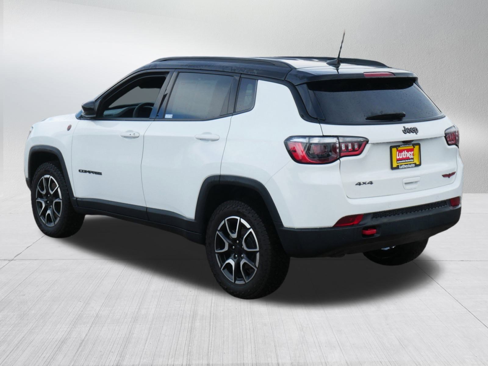 Used 2024 Jeep Compass Trailhawk image 5