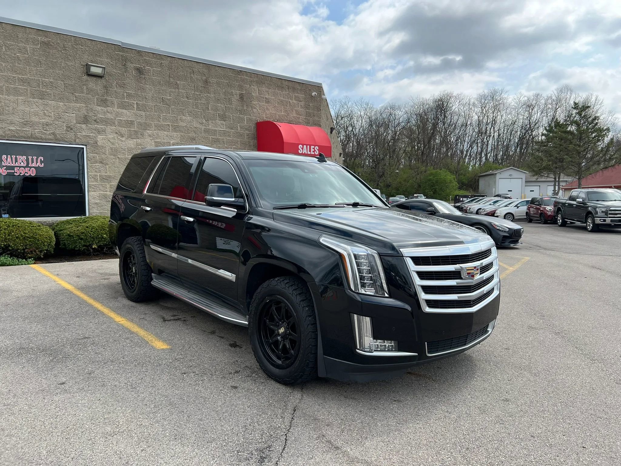 Used 2015 Cadillac Escalade Luxury image 3
