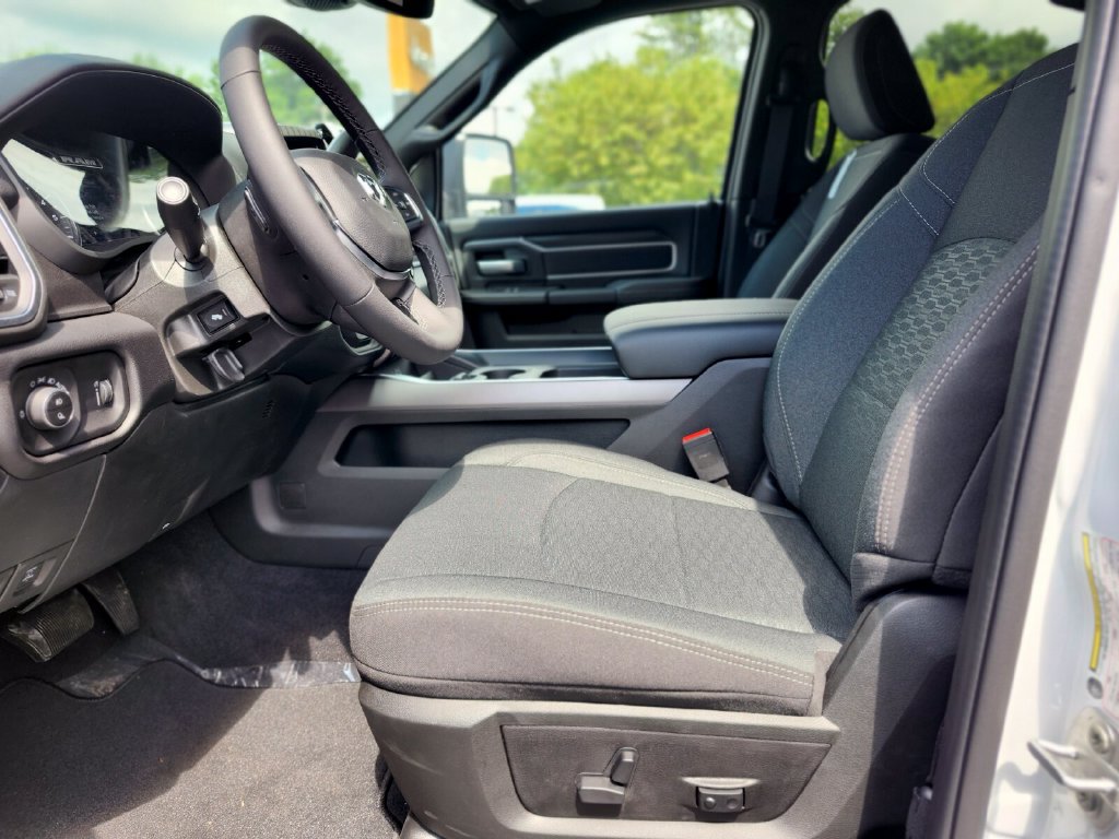 New 2026 RAM 2500 Big Horn AWD/4WD image 18