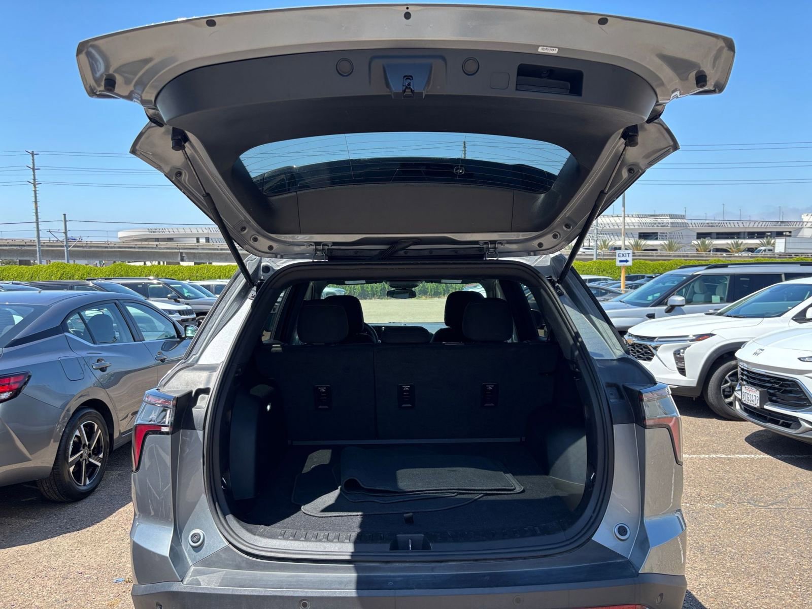 Used 2025 Chevrolet Equinox LT FWD image 32