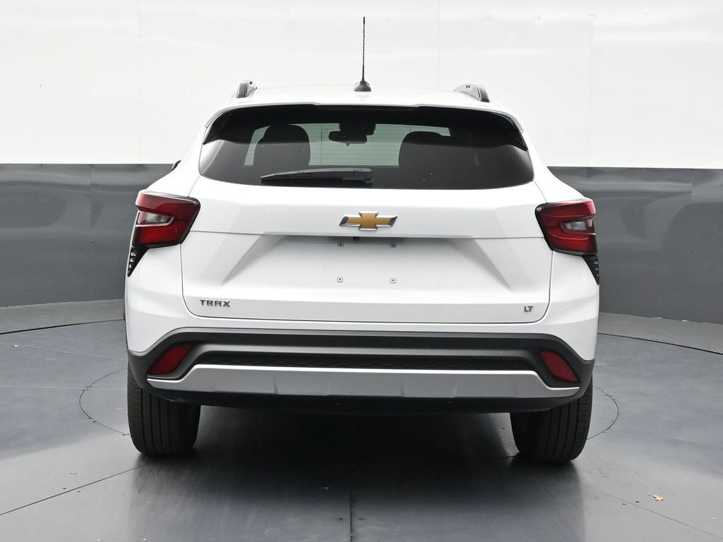 Used 2026 Chevrolet Trax LT FWD image 4