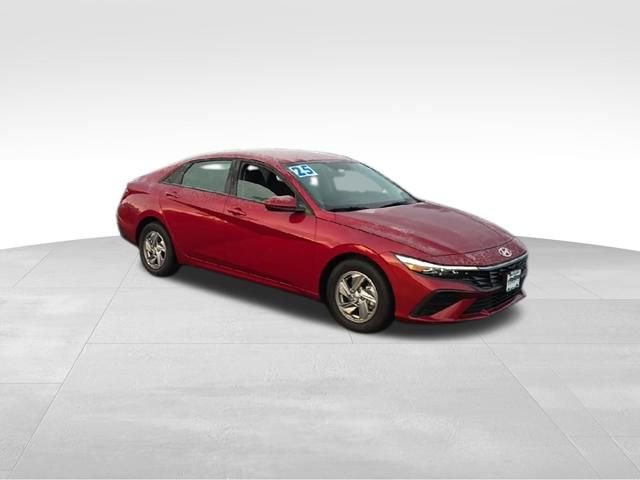 Used 2025 Hyundai Elantra SE image 2