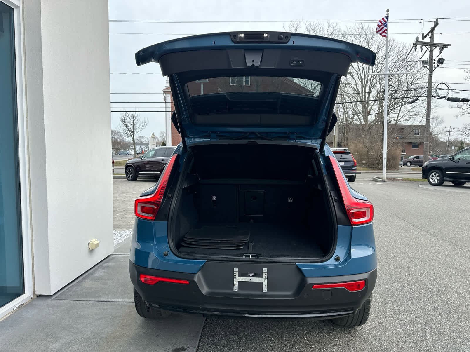 Used 2023 Volvo XC40 B5 Plus w/ Driver Assist Package image 11