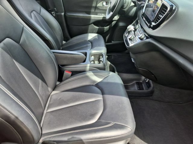 Used 2025 Chrysler Pacifica Select FWD image 31