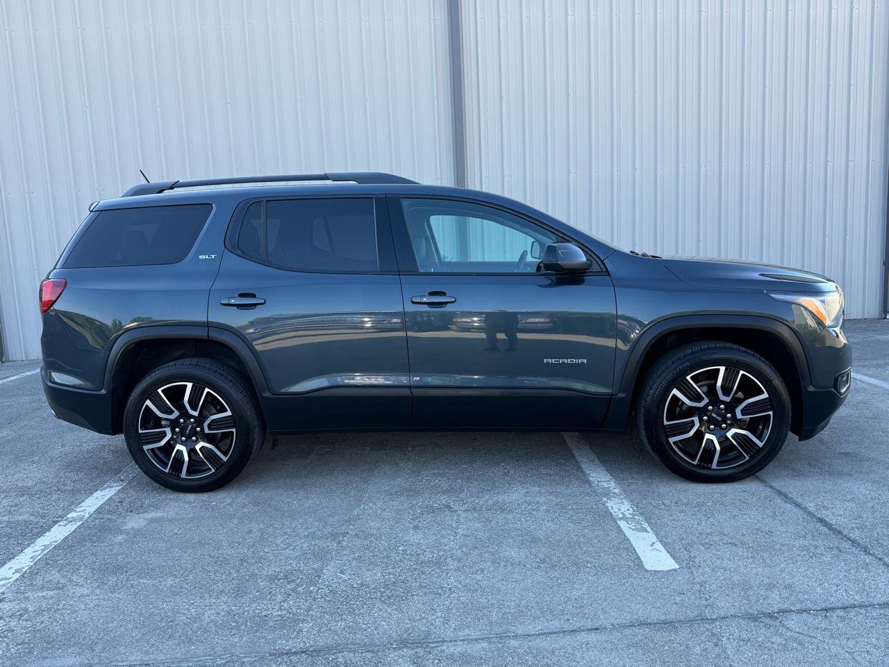 Used 2019 GMC Acadia SLT w/ Black Edition image 4