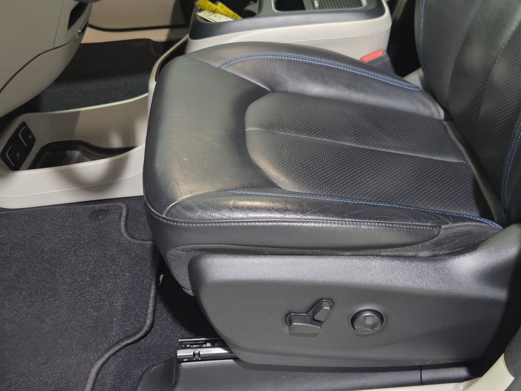 Used 2021 Chrysler Pacifica Touring-L FWD image 13
