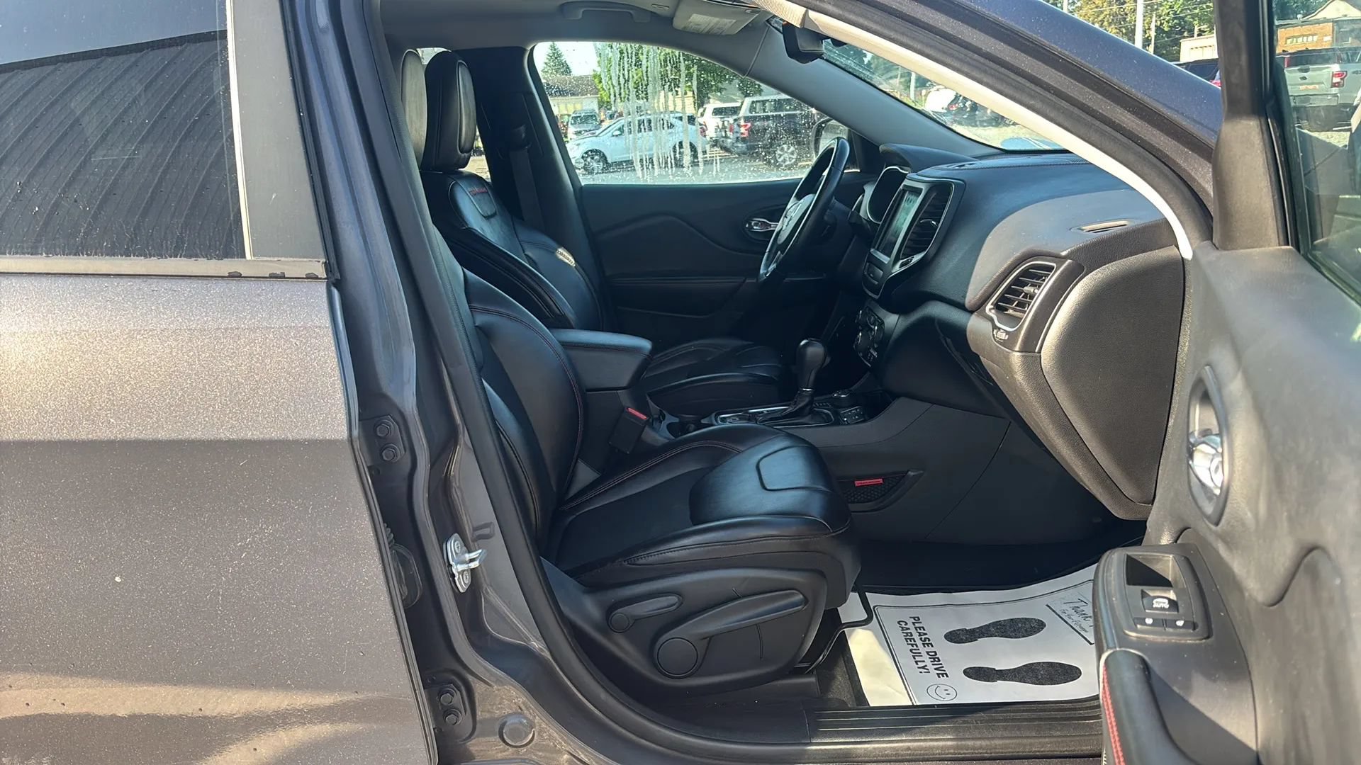 Used 2019 Jeep Cherokee Trailhawk AWD/4WD image 18