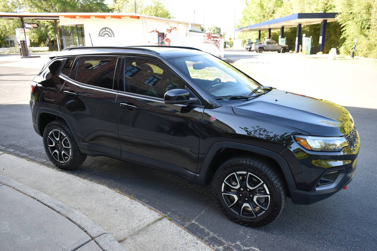Used 2025 Jeep Compass Trailhawk w/ Sun & Sound Group AWD/4WD image 46
