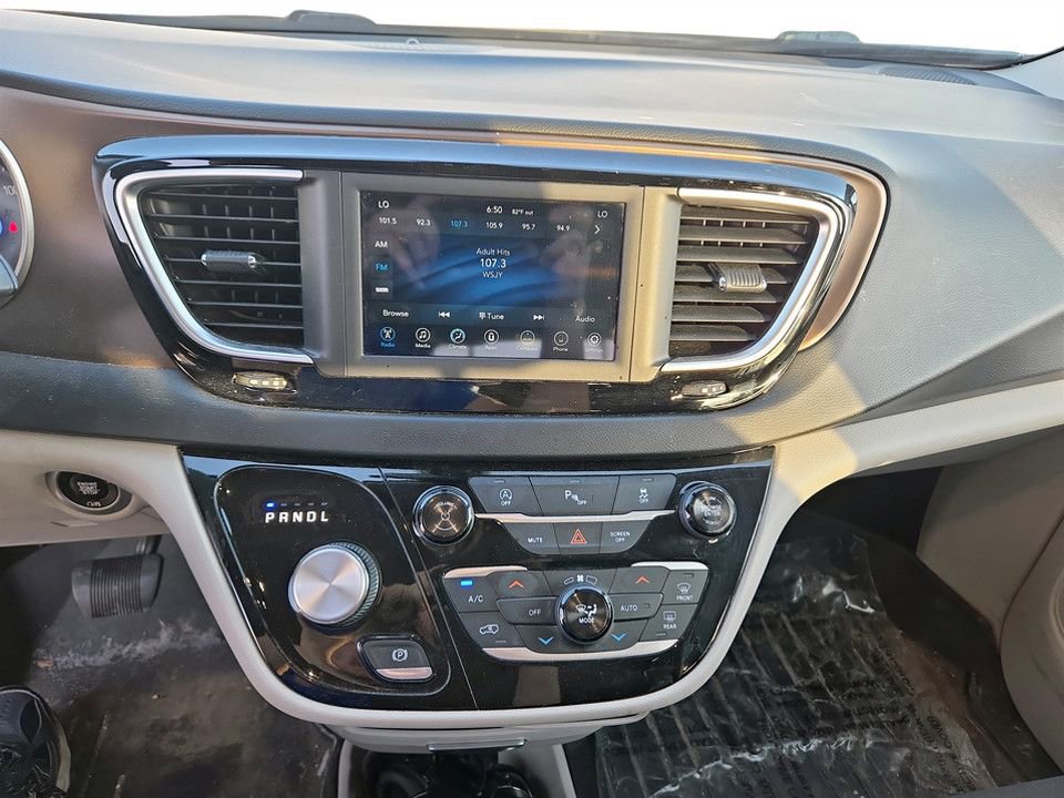 Used 2018 Chrysler Pacifica Touring Plus w/ Tire & Wheel Group FWD image 24