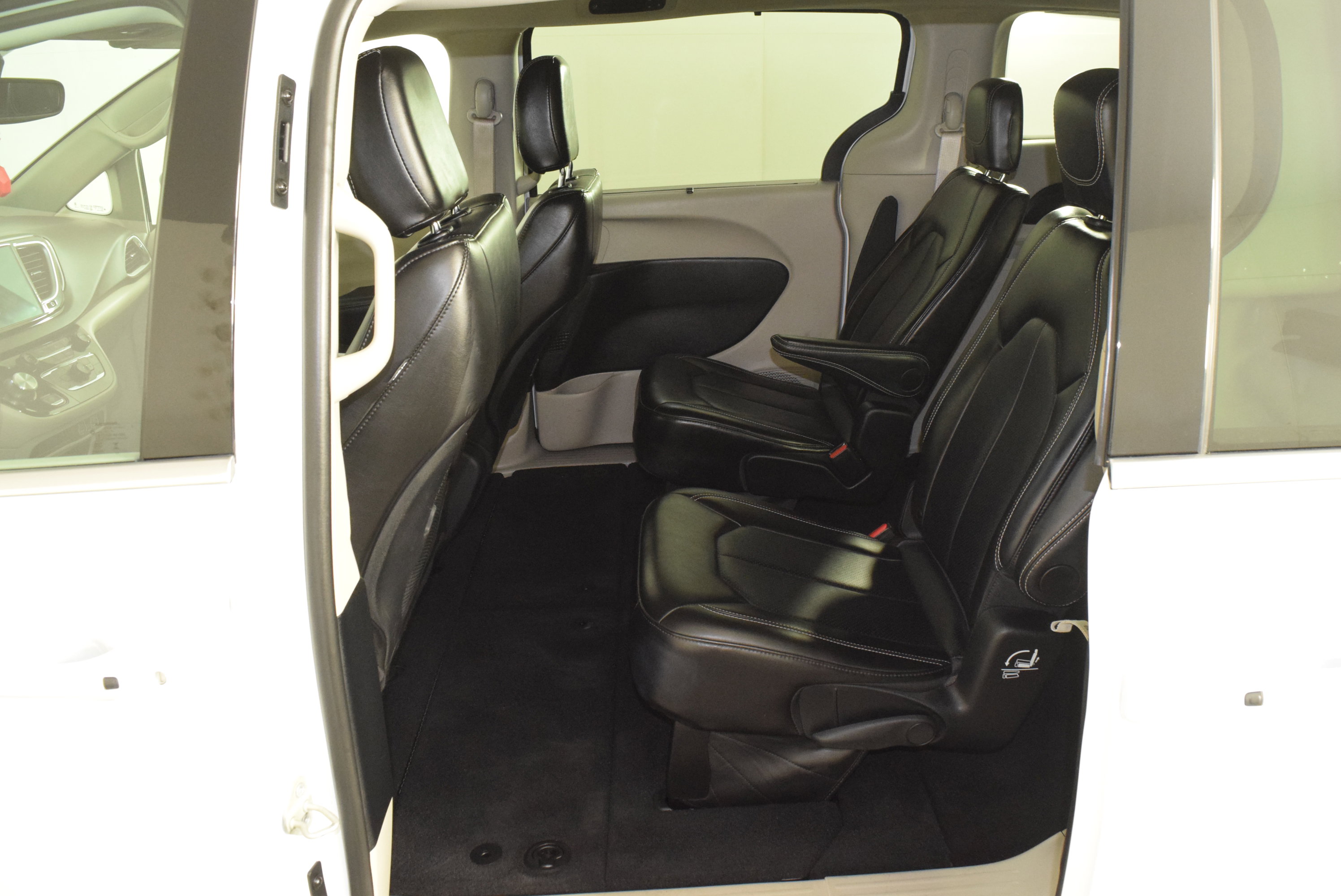 Used 2024 Chrysler Pacifica Touring-L image 30