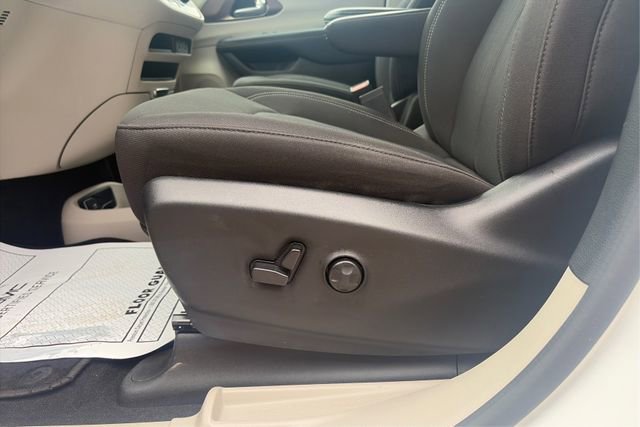 Used 2023 Chrysler Voyager LX FWD image 18