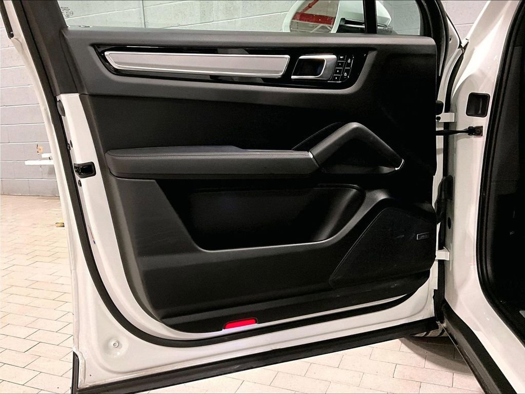 Certified 2023 Porsche Cayenne Platinum Edition image 28