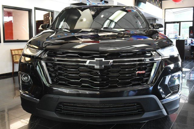Used 2023 Chevrolet Traverse RS AWD/4WD image 2