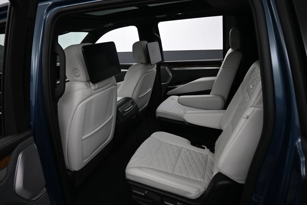 Used 2025 Cadillac Escalade ESV Sport Platinum AWD/4WD image 28