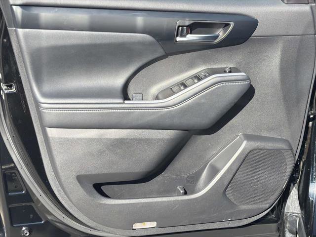 Certified 2025 Toyota Highlander XLE FWD image 23