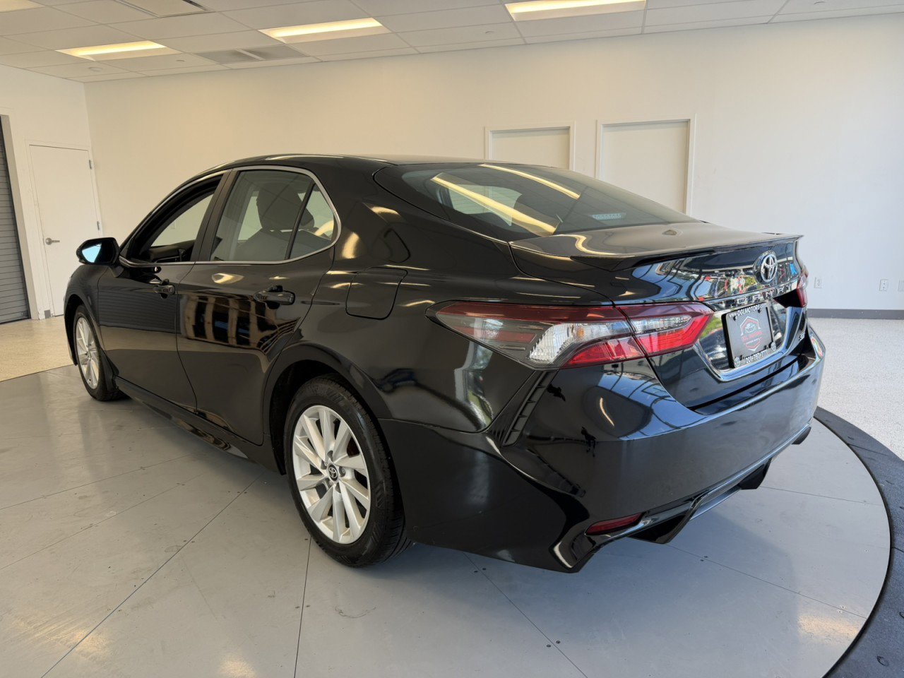 Used 2023 Toyota Camry SE FWD image 5