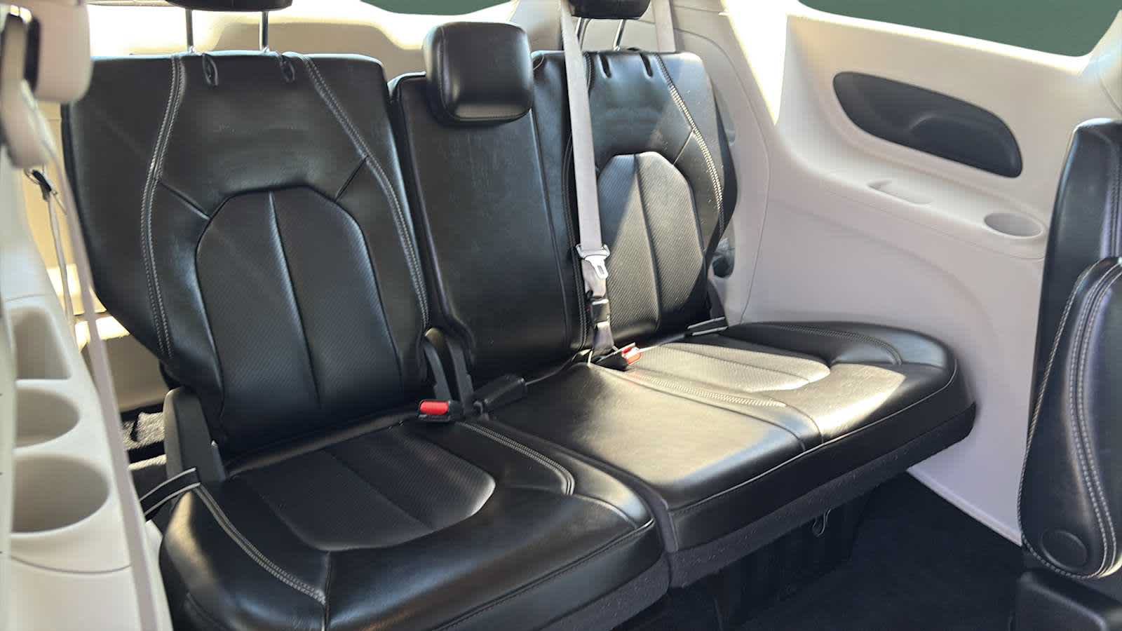 Used 2023 Chrysler Pacifica Touring-L FWD image 23