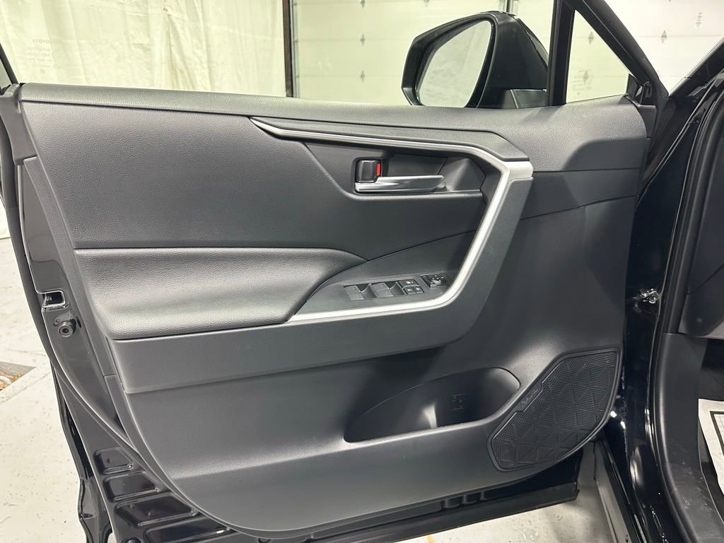Used 2025 Toyota RAV4 XLE image 8