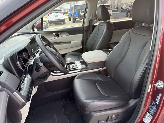 Used 2024 Kia Carnival LX image 13