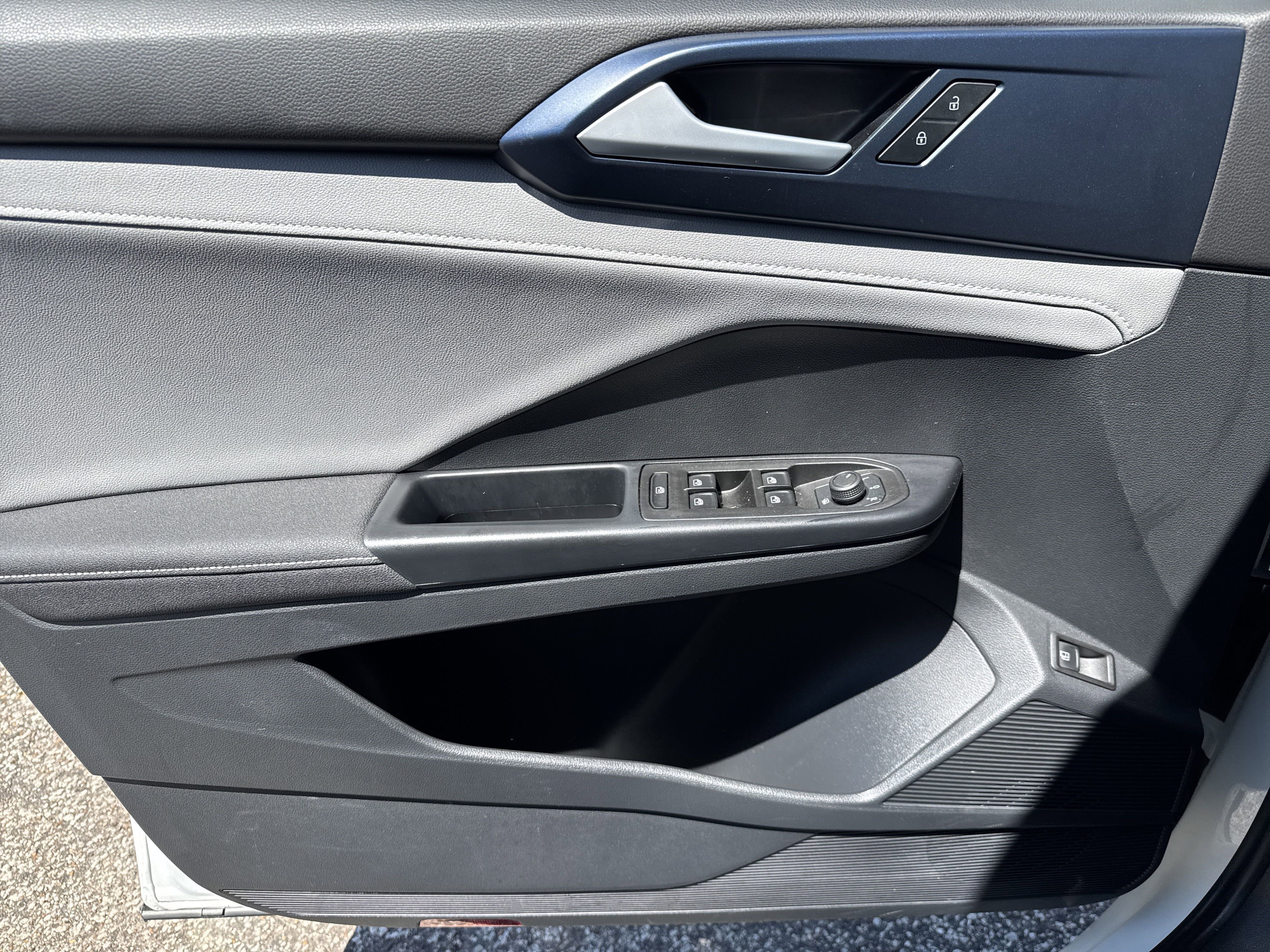 Used 2024 Volkswagen Taos SE image 9