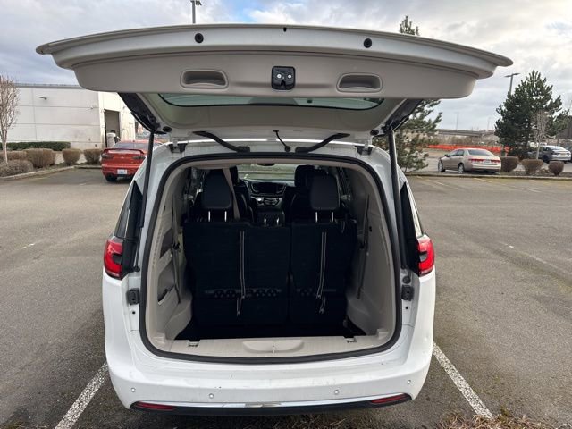 Used 2023 Chrysler Pacifica Touring-L image 15