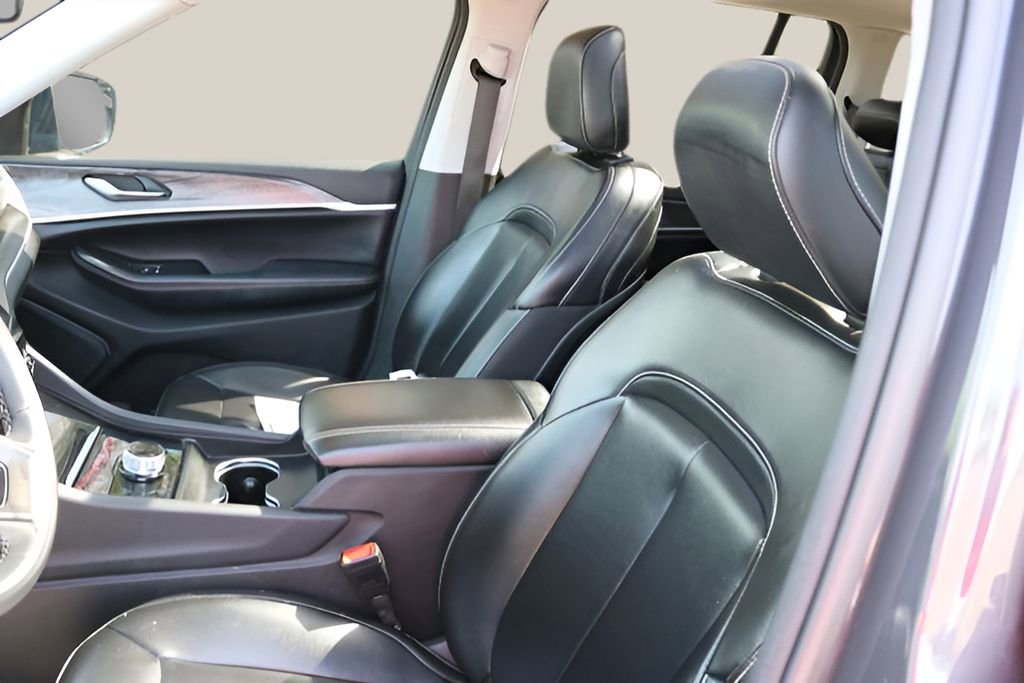 Used 2023 Jeep Grand Cherokee Limited RWD image 11