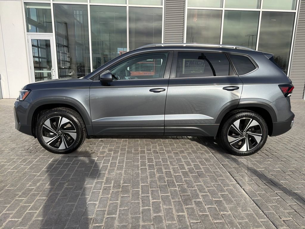 Certified 2025 Volkswagen Taos SE image 3