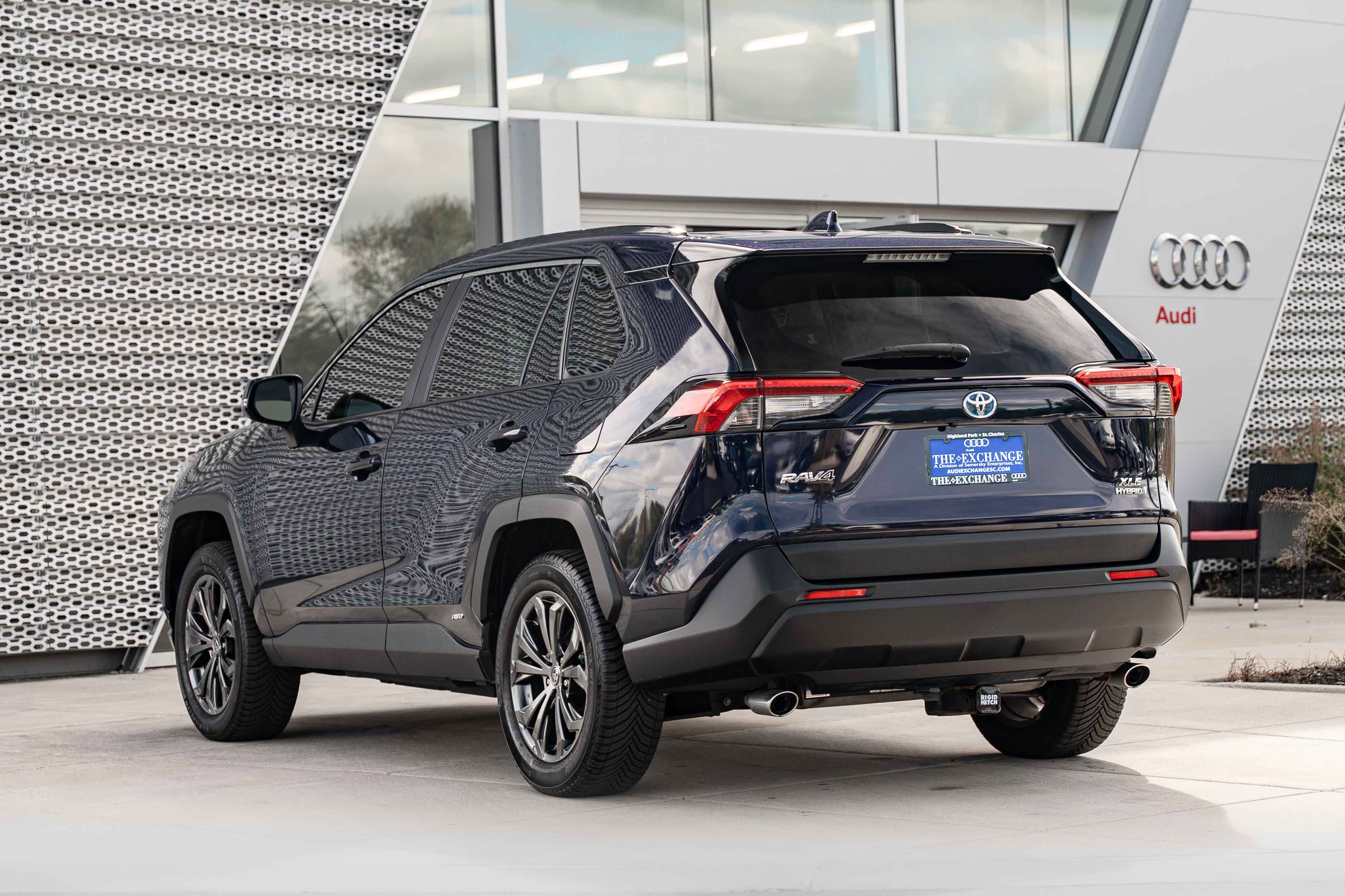 Used 2022 Toyota RAV4 XLE Premium AWD/4WD image 5