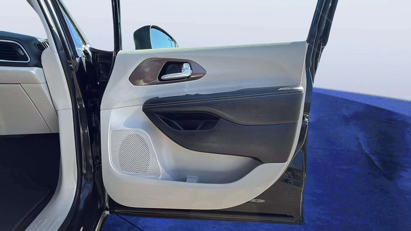 Used 2022 Chrysler Voyager LX image 19