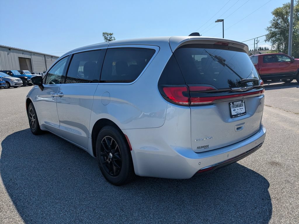 Used 2024 Chrysler Pacifica Touring-L FWD image 6