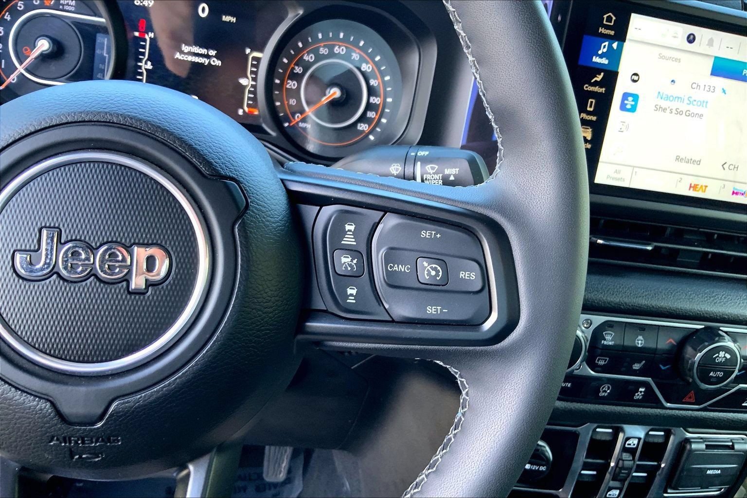 Certified 2025 Jeep Gladiator Sport AWD/4WD image 23