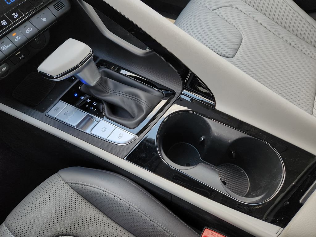 Used 2025 Hyundai Elantra Limited image 16